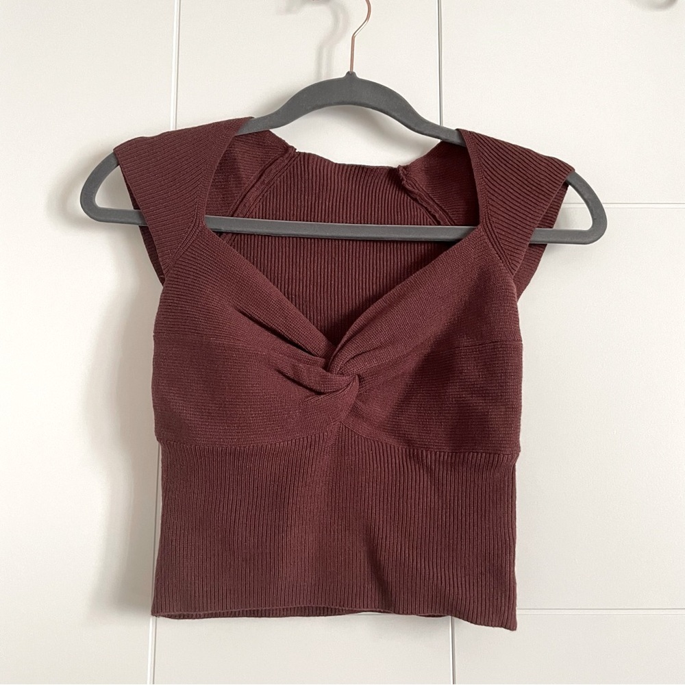 3/$25 Twist front Cropped capped sleeve top